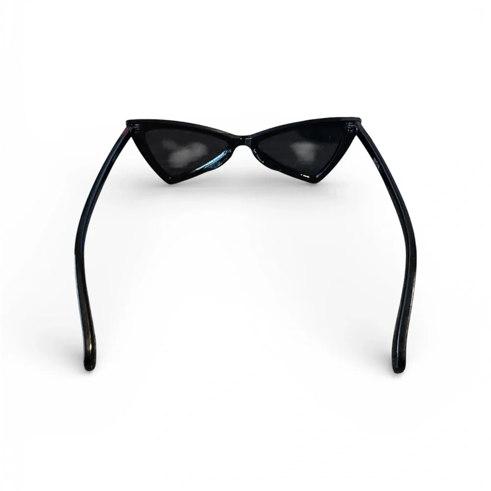 Chic Black Cat-Eye Sunglasses